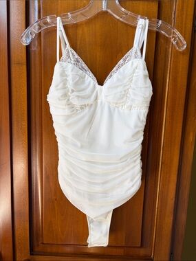Women’s Ivory Lace-Trim Bodysuit - Sleeveless Shaping Intimate